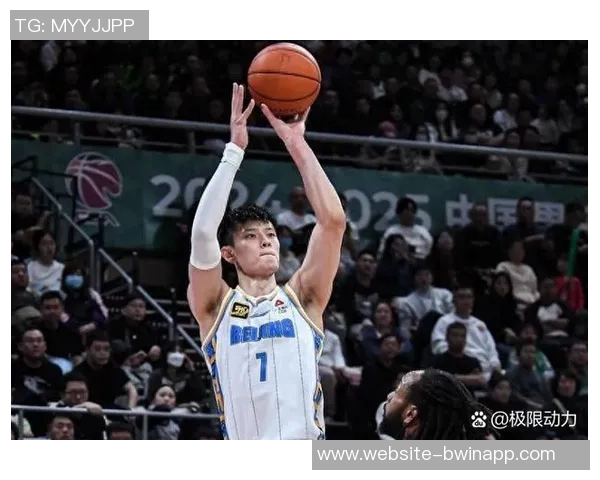 曾凡博上场即紧逼布克遭吹防守犯规展现CBA防守强度