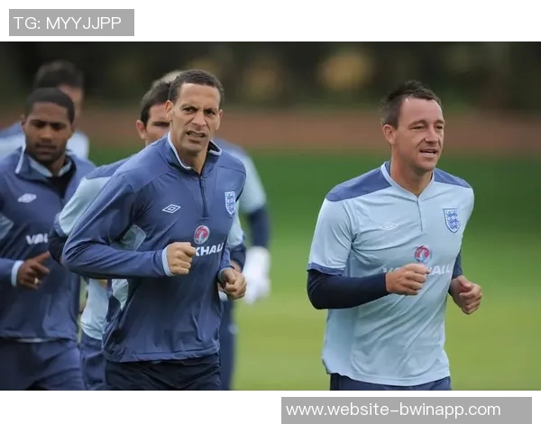 老友重聚费迪南德与范佩西维迪奇共享美好时光合影温馨回忆 老友重聚费迪南德与范佩西维迪奇共享美好时光合影温馨回忆