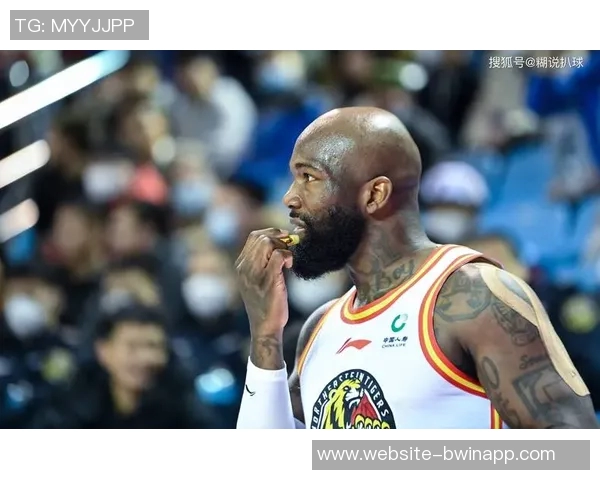 深圳外援史密斯半场表现抢眼四记三分助球队争胜